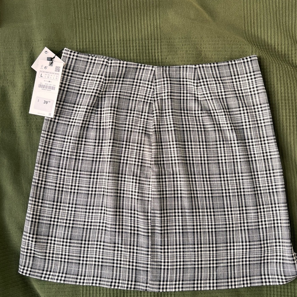 [New] Zara Mini Skirt in White/Black Color - size L
